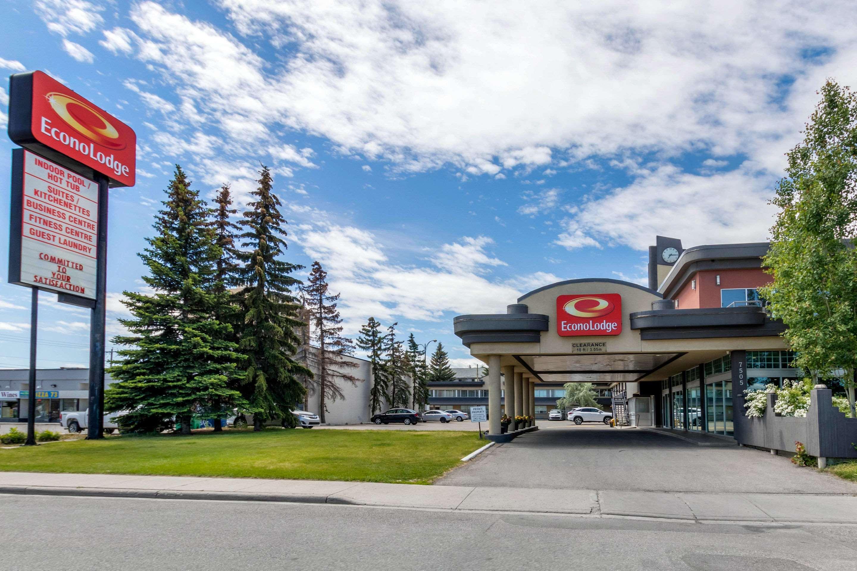 Hotel Super 8 By Wyndham Macleod Trail YYC Exterior foto